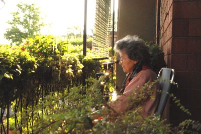 Maria sul balcone di via Valotti